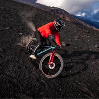 Richard Gasperotti sube y desciende el volcán Etna a los mandos de su Mondraker Superfoxy (y explica por qué lo hace)
