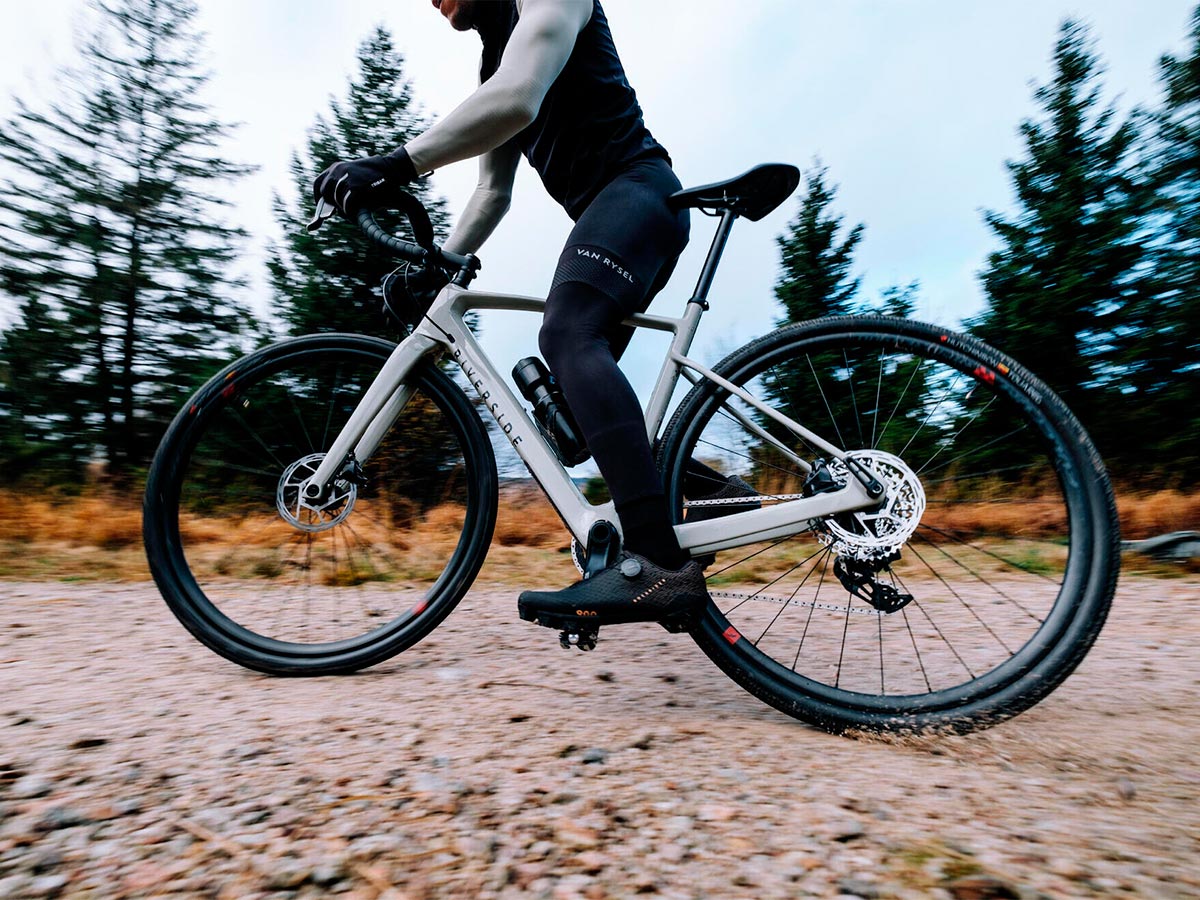 Decathlon presenta la Riverside GCR SRAM Rival AXS, su primera bici de gravel con cuadro de carbono y un precio irresistible