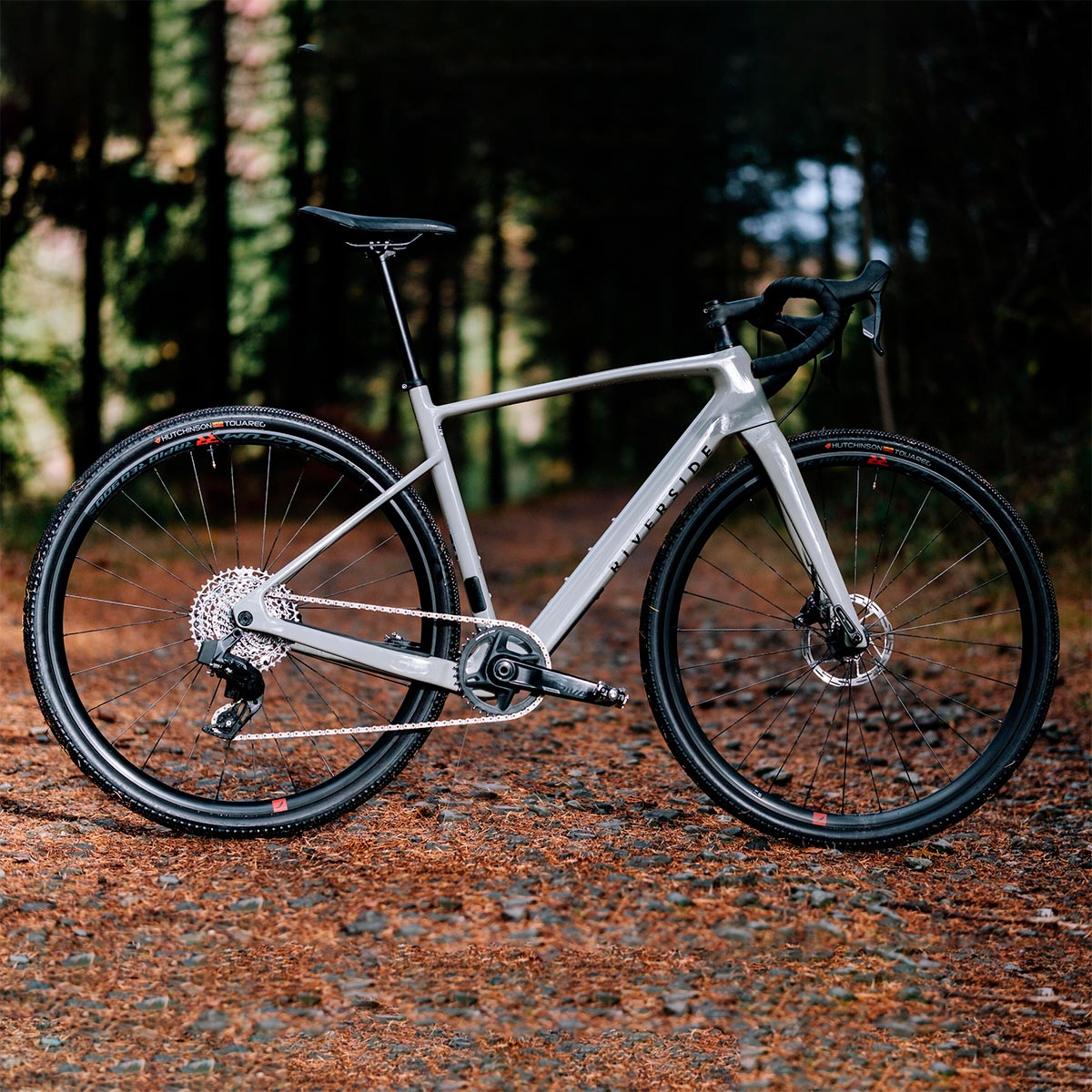 Decathlon presenta la Riverside GCR SRAM Rival AXS, su primera bici de gravel con cuadro de carbono y un precio irresistible