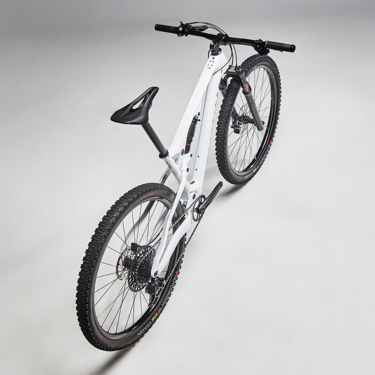 El montaje paso a paso de una Rockrider Race 900 S, una bici para carreras de XC con un precio de gama media