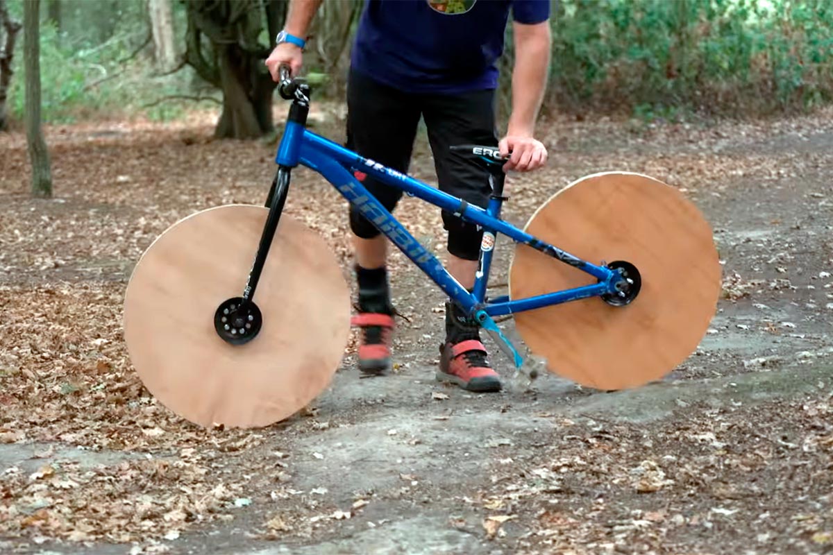 La última locura de Sam Pilgrim: montar ruedas de madera en una bici de montaña