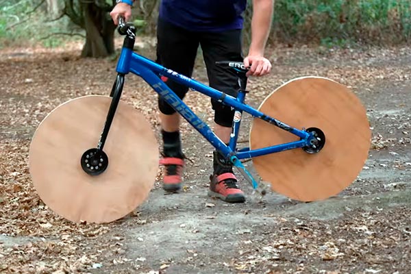 La última locura de Sam Pilgrim: montar ruedas de madera en una bici de montaña