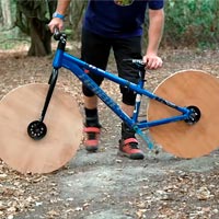 La última locura de Sam Pilgrim: montar ruedas de madera en una bici de montaña