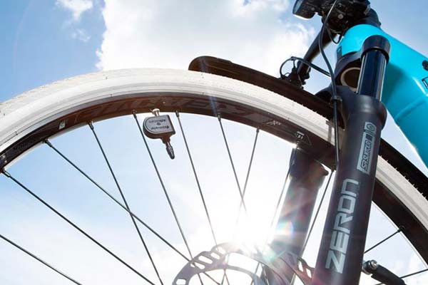 Schrader presenta AIRsistant, su nueva marca de sensores de presión Bluetooth para bicicletas