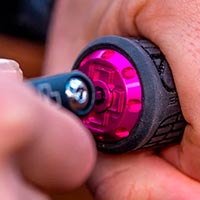 Muc-Off presenta los tapones de manillar Disco Bar, mecanizados en aluminio y ultrarresistentes