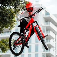 Gabriel Wibmer combina el MTB y el BMX en 'The Grind', su último (y espectacular) vídeo