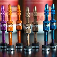 e*thirteen presenta las válvulas Quick Fill Plasma, con cuerpo de dos piezas para rellenar sellante sin problemas