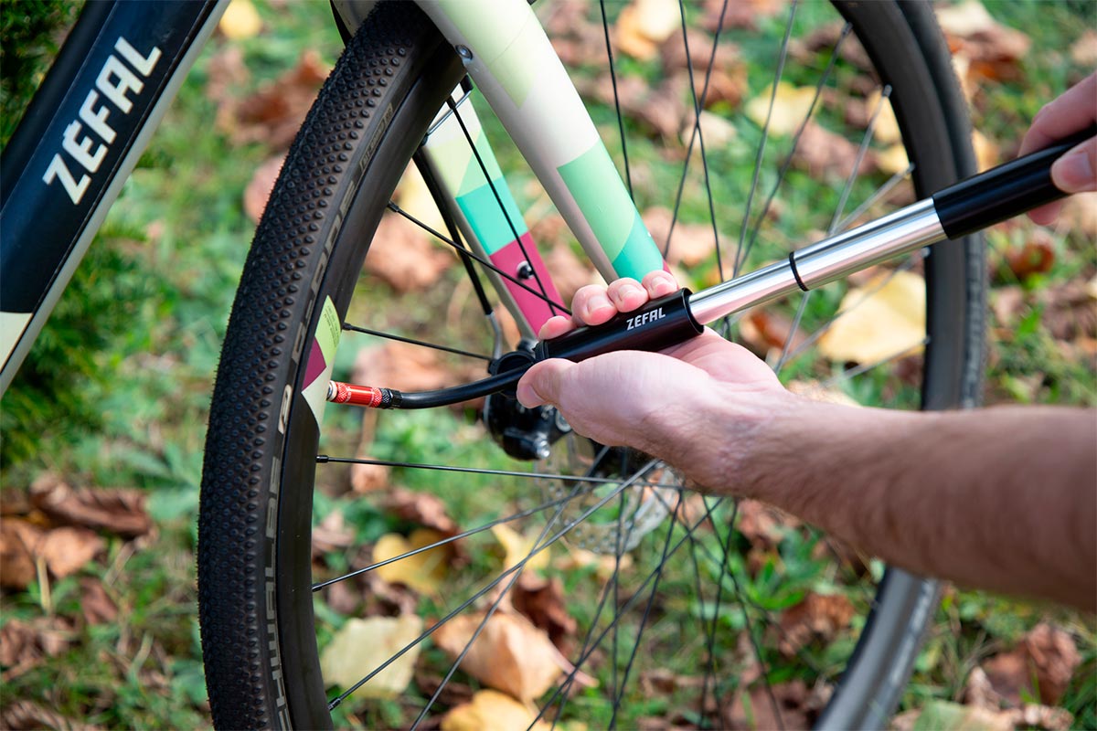 Zéfal presenta una mini bomba de aire específica para bicicletas de gravel
