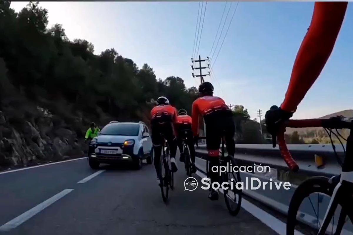 El peligroso momento en que un conductor adelanta a un ciclista justo cuando pasa un grupo de ciclistas en sentido contrario