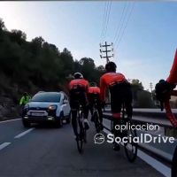 El peligroso momento en que un conductor adelanta a un ciclista justo cuando pasa un grupo de ciclistas en sentido contrario