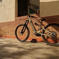 Andreu Lacondeguy demuestra que las e-MTB también pueden desafiar la gravedad en los senderos