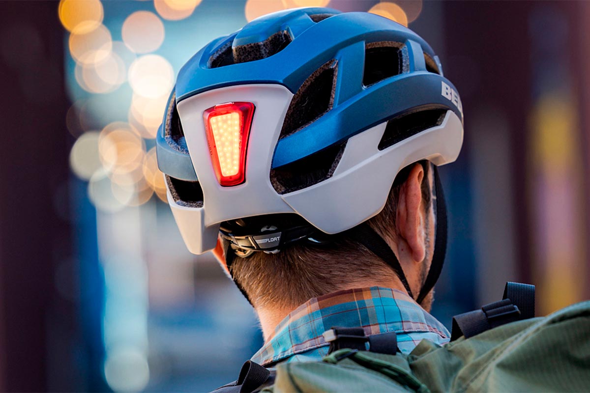 Bell Helmets presenta el Falcon XR MIPS, un casco multidisciplinar con visera y luz LED trasera como opción