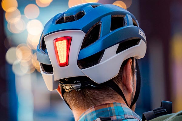 Bell Helmets presenta el Falcon XR MIPS, un casco multidisciplinar con visera y luz LED trasera como opción