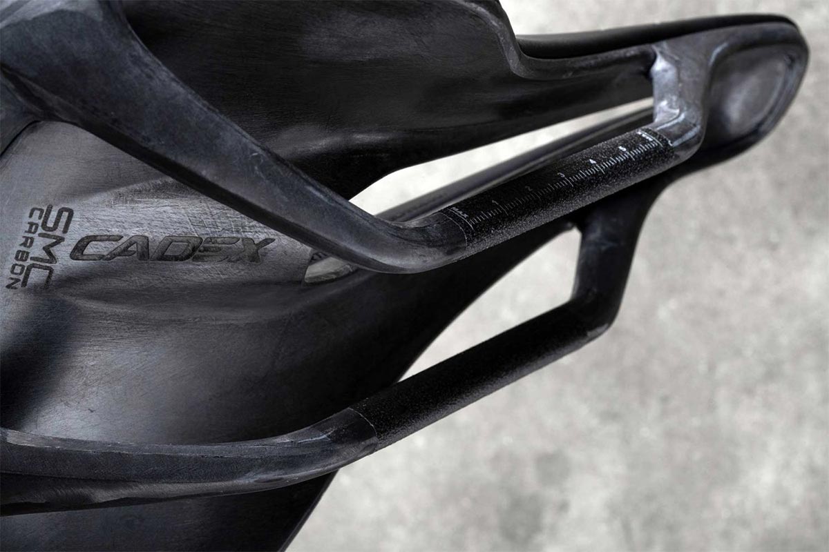 Cadex AMP, un sillín multidisciplinar con carcasa y raíles en una sola pieza de carbono y 129 gramos de peso