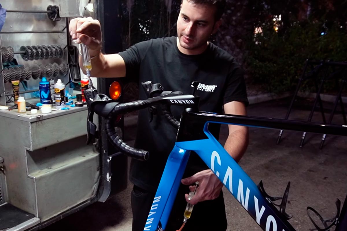 Así se cambian los manillares de las bicicletas de competición del Movistar Team