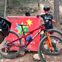 ¿Puede un niño ganar a Carlos Coloma en una carrera a tres vueltas? La ventaja de una e-MTB sobre una bici muscular