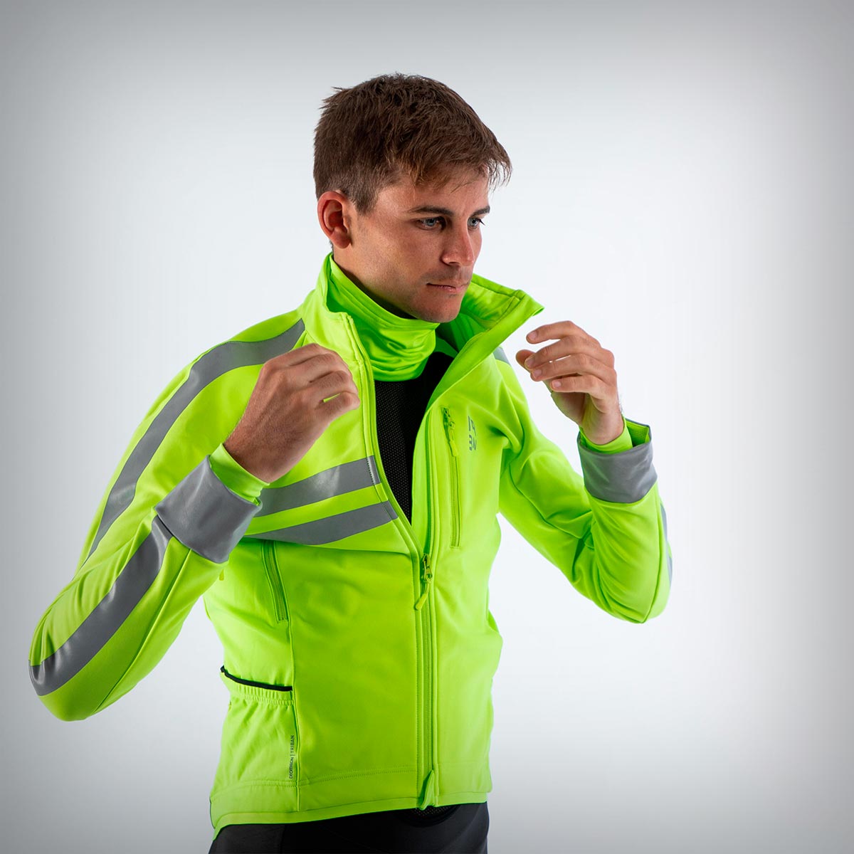Decathlon liquida la Triban RC500, una chaqueta con membrana térmica y visibilidad homologada de día y de noche