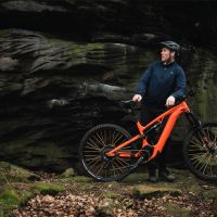Chris Akrigg y Whyte Bikes unen sus caminos