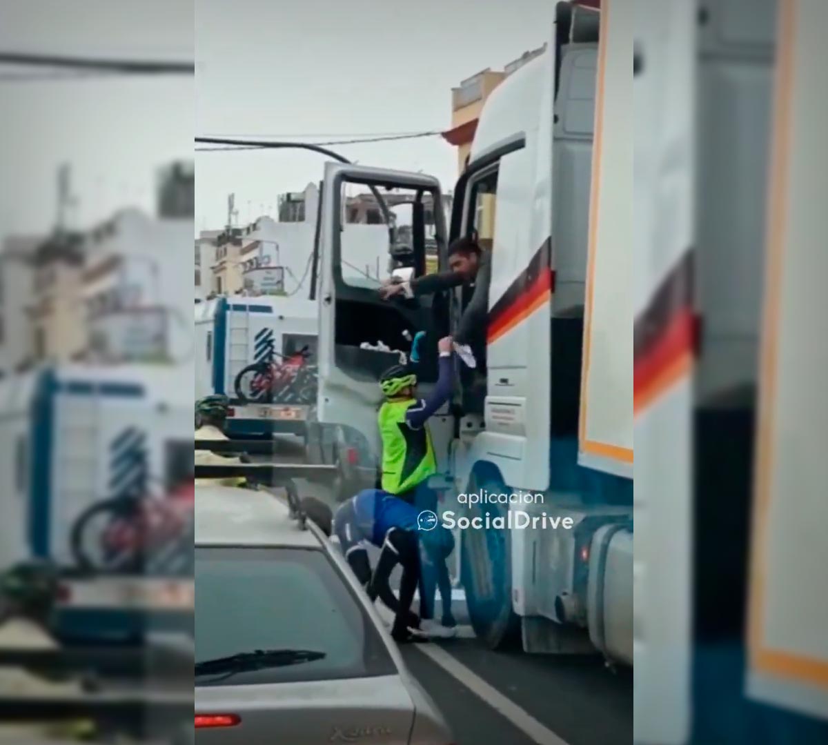 Un vídeo con unos ciclistas agrediendo a un camionero incendia las redes: "Atropellar ciclistas debería desgravar"