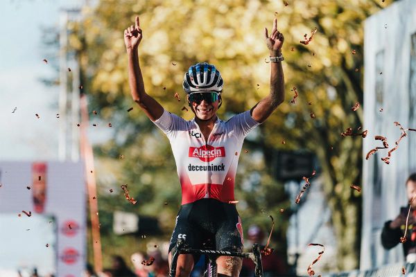 Eli Iserbyt y Ceylin del Carmen Alvarado ganan la Copa del Mundo de Ciclocross 2023-2024 celebrada en Troyes