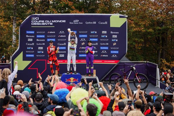 Valentina Höll y Loïc Bruni se proclaman campeones de la Copa del Mundo de Descenso 2023