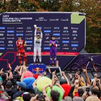 Valentina Höll y Loïc Bruni se proclaman campeones de la Copa del Mundo de Descenso 2023