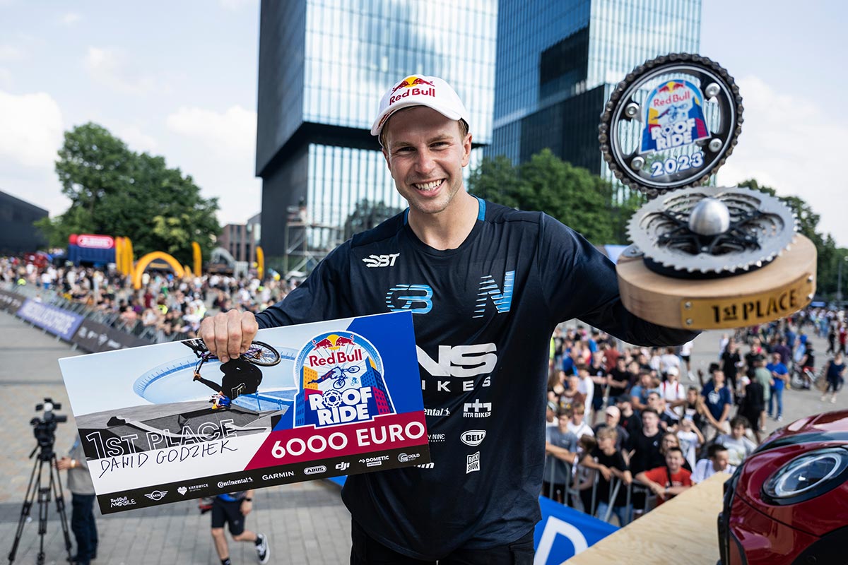 Dawid Godziek se lleva su segundo Red Bull Roof Ride consecutivo