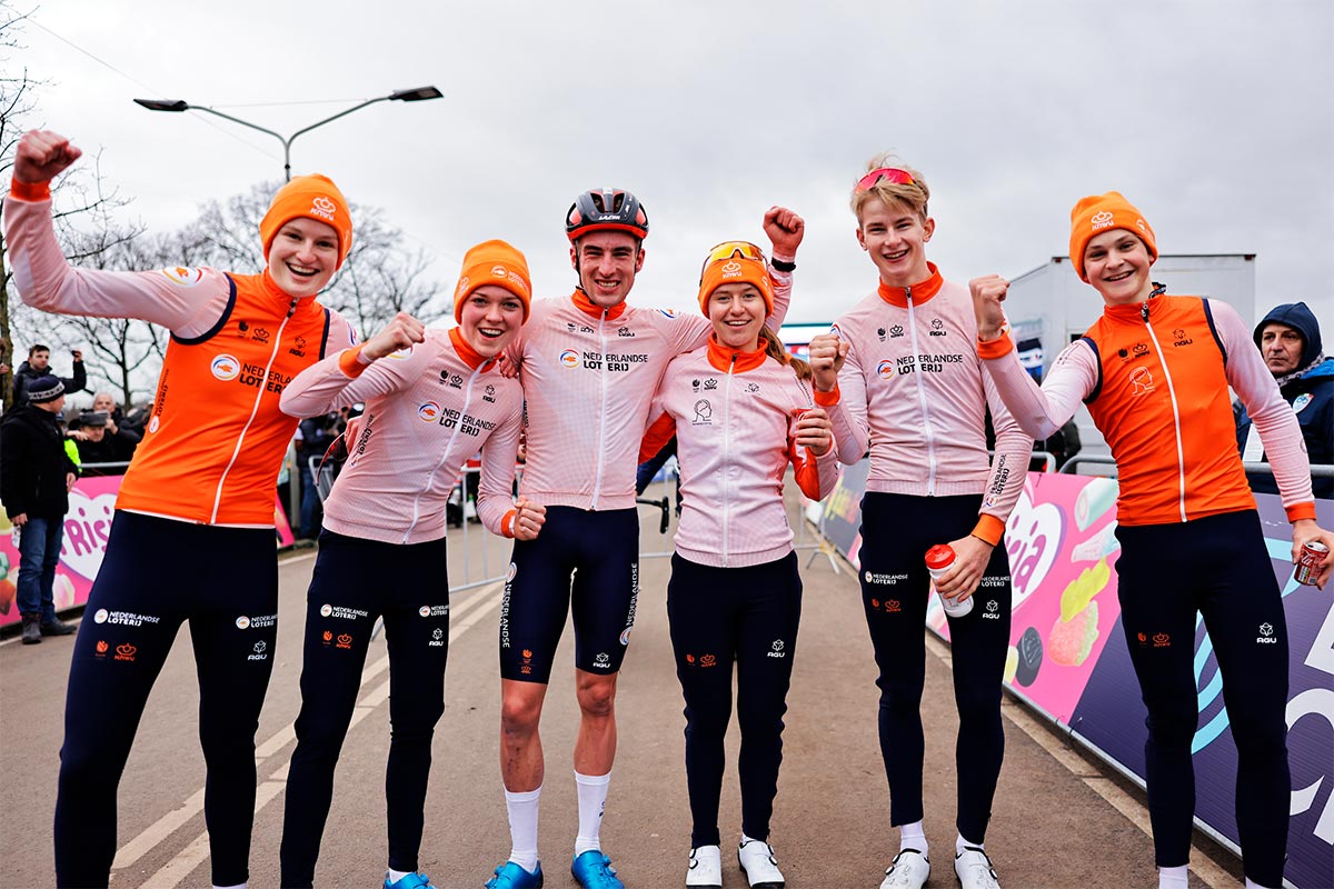 Campeonato del Mundo de Ciclocross 2023: la selección de Países Bajos se lleva el primer maillot arcoiris en el Team Relay