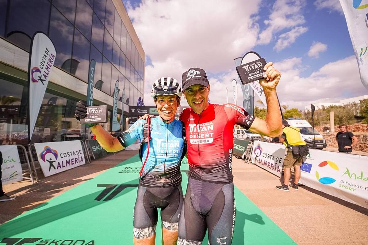 Fran Herrero y Tessa Kortekaas, del Cannondale VAS Arabay, se llevan la victoria en la Skoda Titan Desert Almería 2023