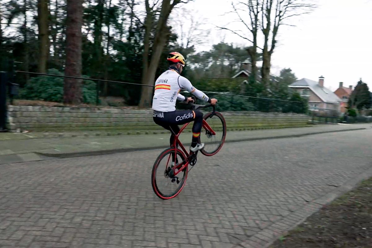 Felipe Orts enseña a dominar la bici en una nueva serie de vídeos de la RFEC