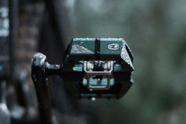 Crankbrothers rinde homenaje a sus raíces (y a la Sierra de Santa Ana) con una edición limitada de zapatillas y pedales