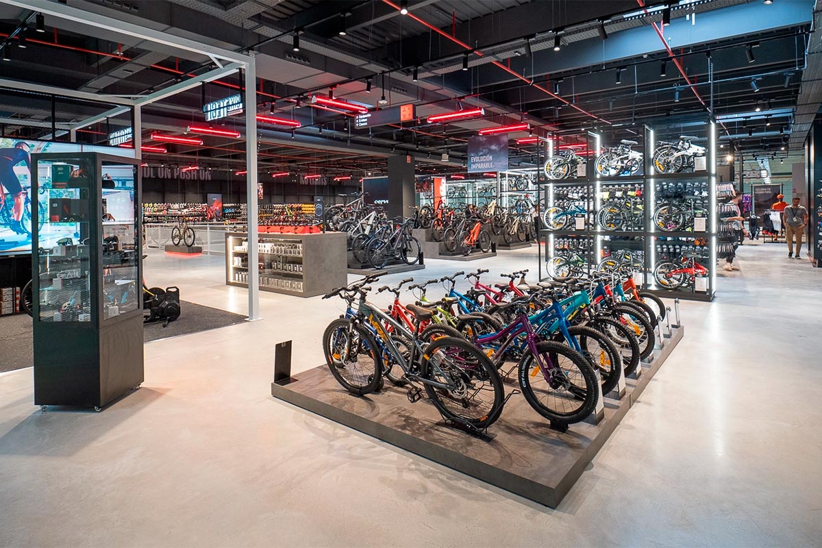 Deporvillage abre su primera tienda física dedicada al ciclismo en Alcorcón (Madrid)