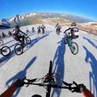 Así se vive un descenso en avalancha con cerca de 900 participantes: la Mountain of Hell 2023 desde el casco de Antoni Villoni