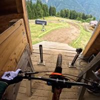 El descenso ganador de Jackson Goldstone en la Copa del Mundo de Val Di Sole 2023