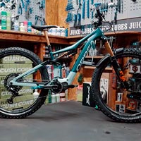 El montaje paso a paso de una Orbea Rise con suspensiones FOX, transmisión Shimano XTR y ruedas Race Face Carbon