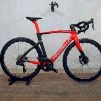 El montaje paso a paso de una Pinarello Dogma F con grupo Shimano Dura-Ace Di2 y ruedas Princeton Carbonworks Grit 4540