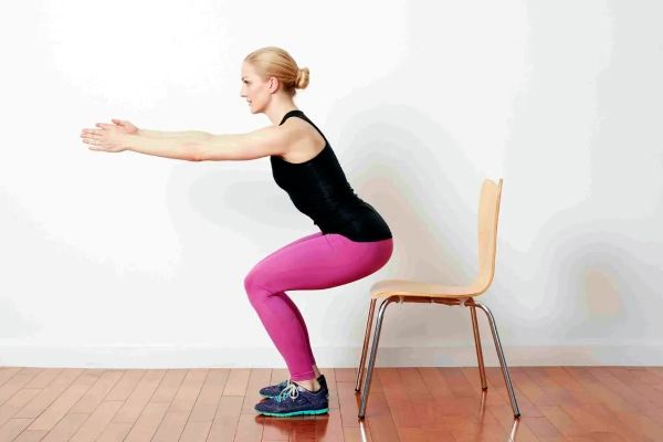 El ejercicio más eficaz para fortalecer las piernas sin ir al gimnasio, según Harvard: levantarse de una silla