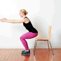 El ejercicio más eficaz para fortalecer las piernas sin ir al gimnasio, según Harvard: levantarse de una silla