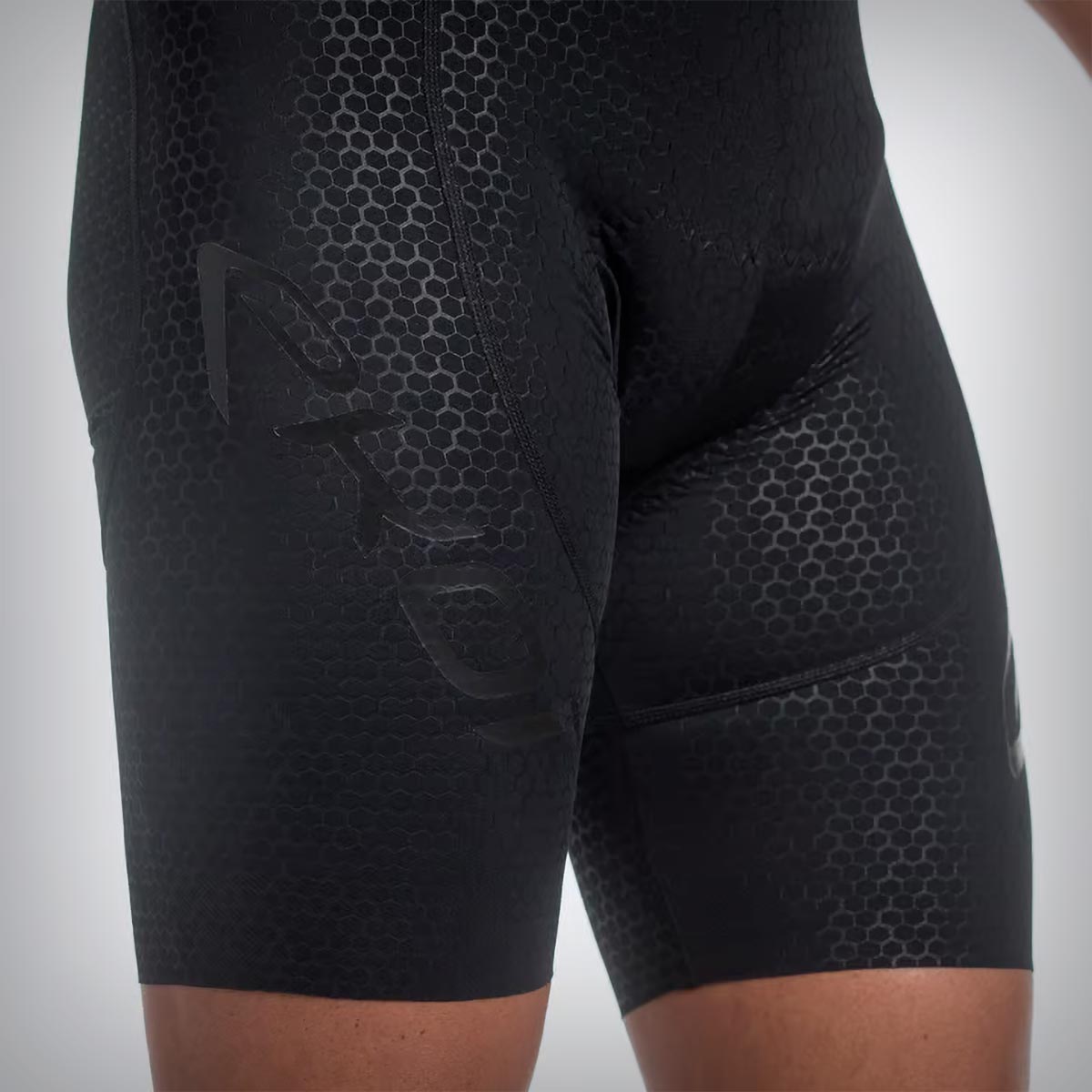 Ekoï 3D Gel Perf Hexa, un culotte con tejido de patrón hexagonal texturizado que mejora la aerodinámica