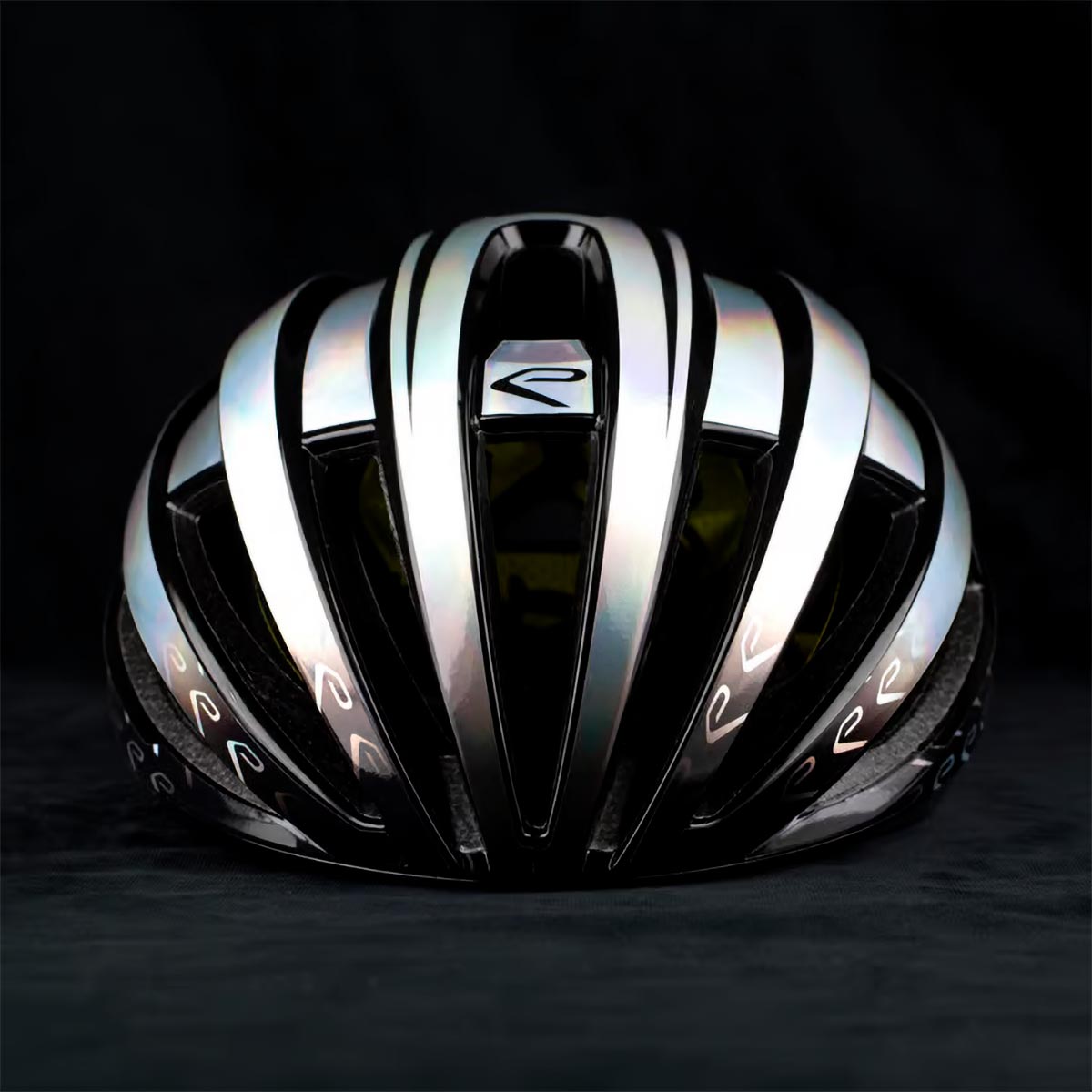 El casco Ekoï Gara MIPS estrena una llamativa edición limitada con cinco colores cromados
