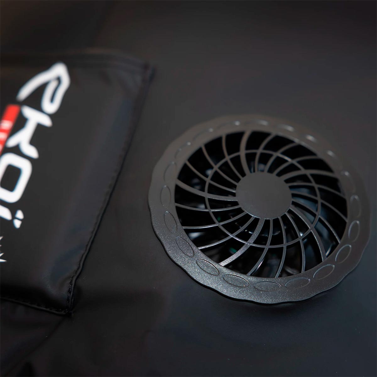 Ekoï presenta el Refresh Noir, un innovador chaleco que incluye un sistema activo de ventilación para enfriar el cuerpo