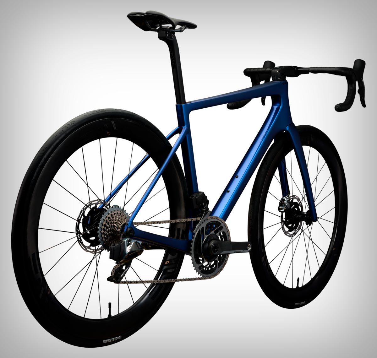 La ENVE Melee, la primera bicicleta de carretera fabricada en serie de la marca, se viste de azul