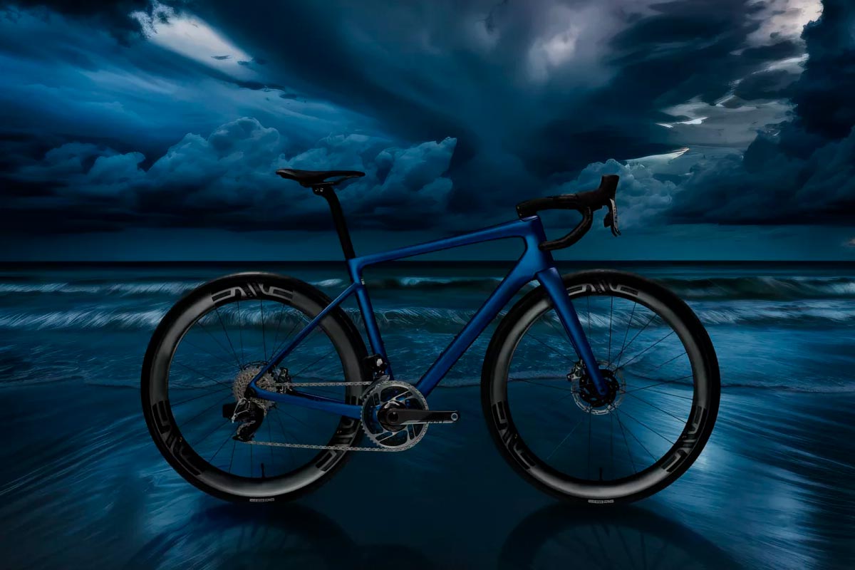 La ENVE Melee, la primera bicicleta de carretera fabricada en serie de la marca, se viste de azul