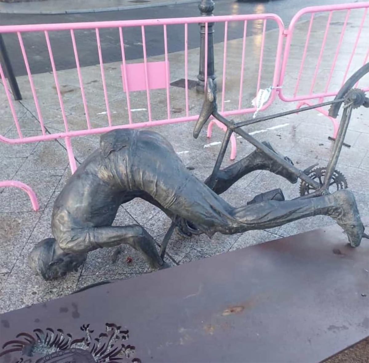 La estatua dedicada a Bahamontes en Toledo, derribada en un acto vandálico