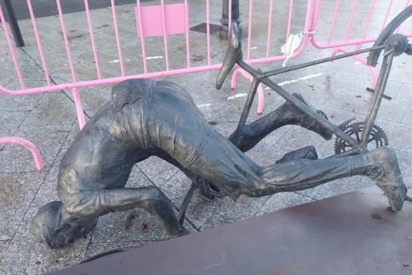La estatua dedicada a Bahamontes en Toledo, derribada en un acto vandálico