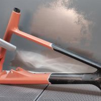 Así es el laborioso (y delicado) proceso de eliminar la pintura en un cuadro de carbono