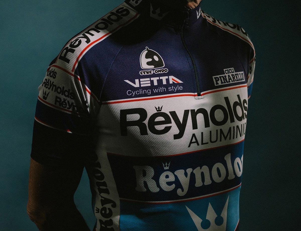 Etxeondo presenta una versión actualizada del maillot Reynolds con el que Perico Delgado ganó el Tour de 1988