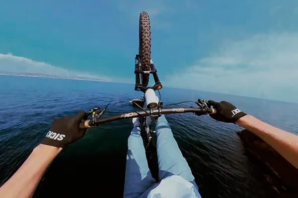 Fabio Wibmer exprime el potencial de las cámaras Insta360 haciendo lo que mejor sabe: magia sobre la bicicleta