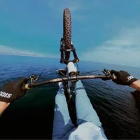 Fabio Wibmer exprime el potencial de las cámaras Insta360 haciendo lo que mejor sabe: magia sobre la bicicleta