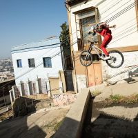 Freeride urbano por las calles de Valparaíso con Fabio Wibmer